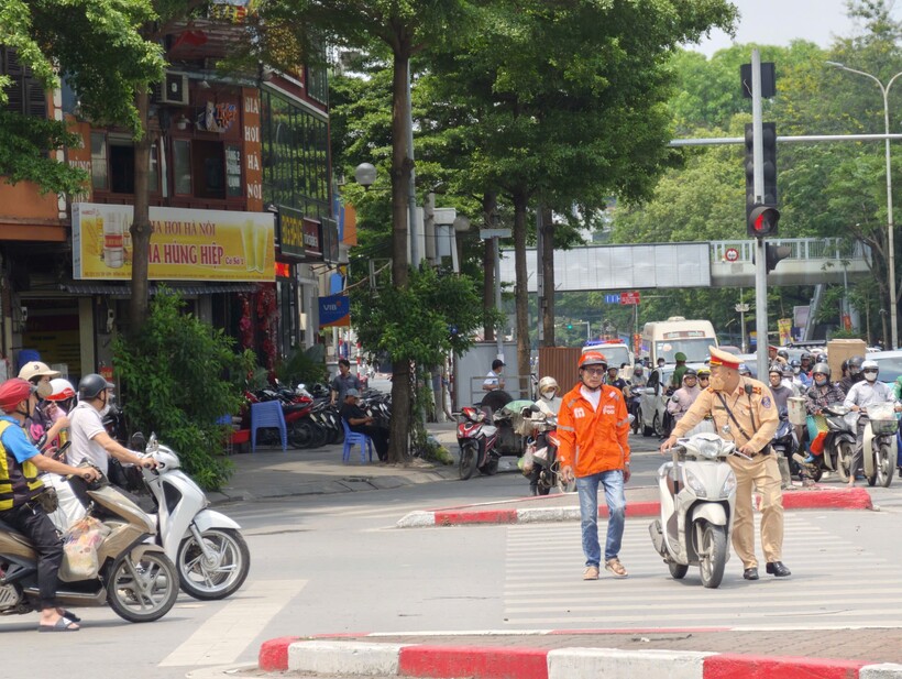 Đội CSGT đường bộ số 3, kiểm soát tại nút giao Tây Sơn- Thái Thịnh, trưa 27/4.