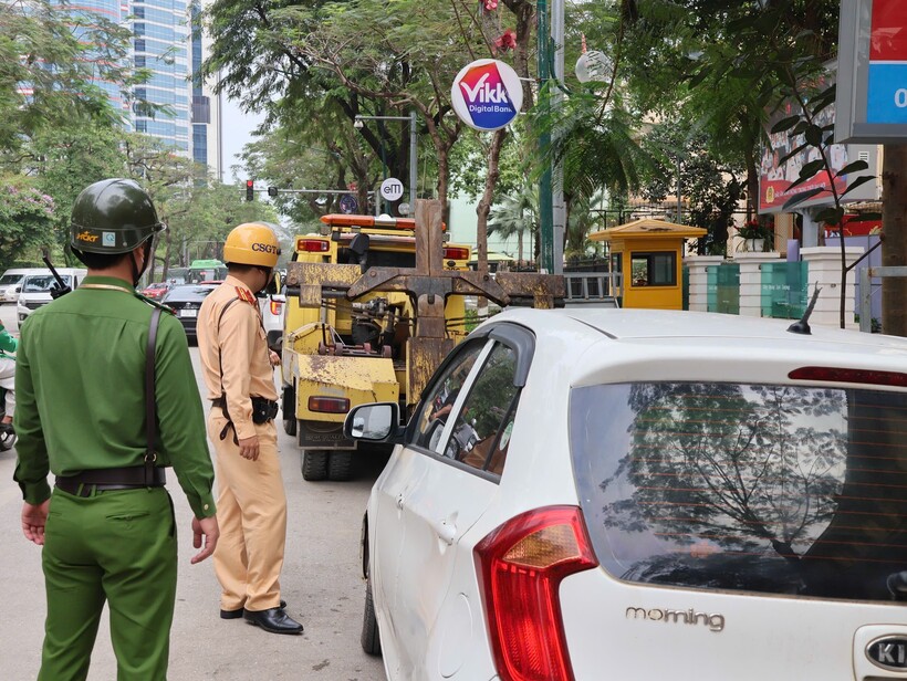 Tại các nút giao trọng điểm, CSGT phối hợp với các đơn vị liên quan phân luồng giao thông.