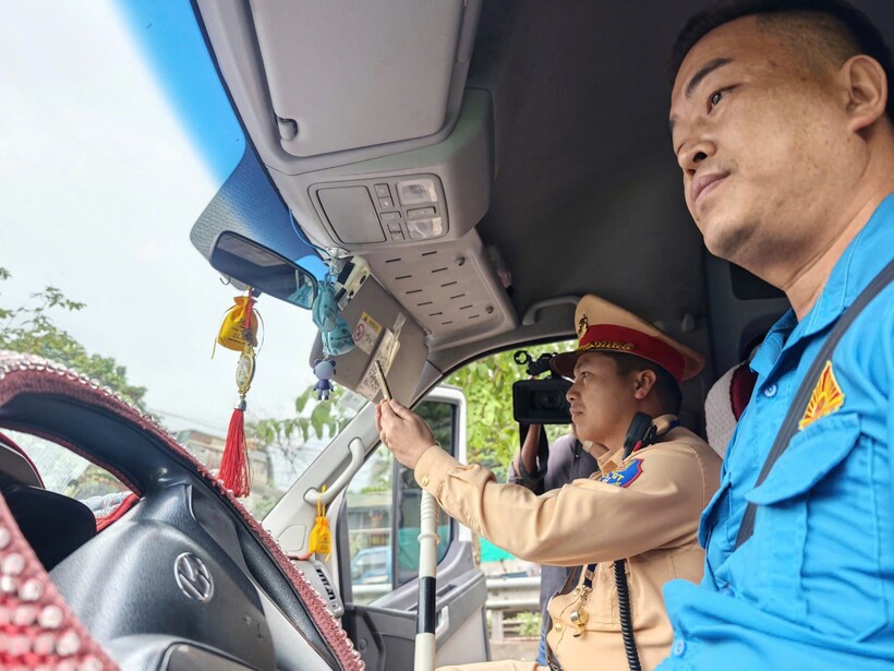CSGT kiểm soát vi phạm qua hệ thống giám sát hành trình trên phương tiện.
