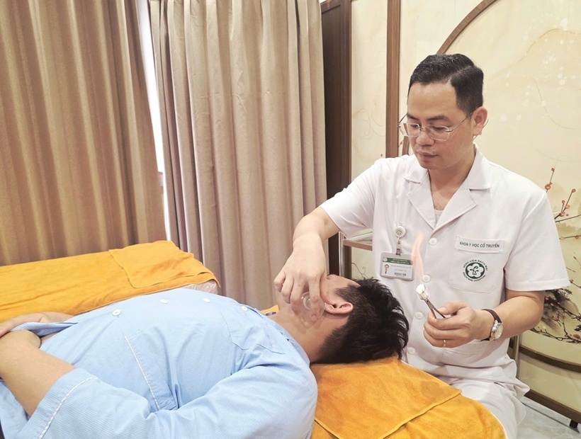 ThS. BS Hoàng Duy Luân, Khoa Y học cổ truyền - Bệnh viện Bạch Mai điều trị cho bệnh nhân. Ảnh: Bệnh viện Bạch Mai