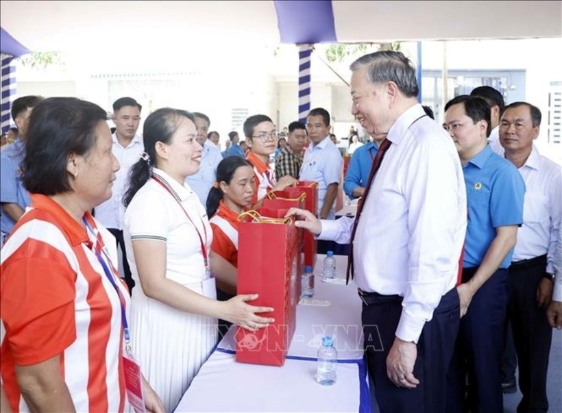 Tổng Bí thư, Chủ tịch nước Tô Lâm tặng quà cho công nhân. Ảnh: Thống Nhất/TTXVN