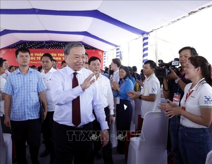 Tổng Bí thư, Chủ tịch nước Tô Lâm thăm, động viên công nhân, người lao động tại Thành phố Hồ Chí Minh. Ảnh: Thống Nhất/TTXVN.