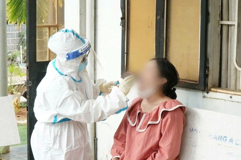 Ngành y tế lấy mẫu xét nghiệm, truy vết các trường hợp nghi mắc viêm não mô cầu. Ảnh: Dân trí