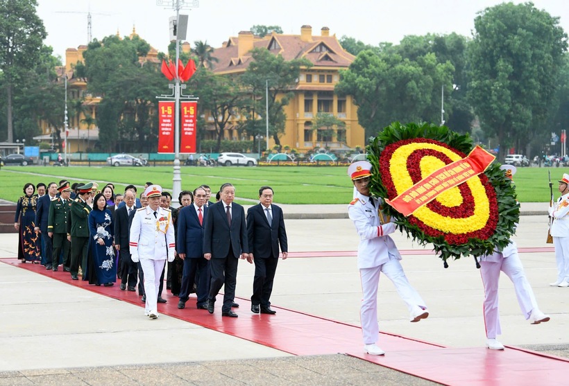 Lãnh đạo Đảng, Nhà nước vào Lăng viếng Chủ tịch Hồ Chí Minh nhân kỷ niệm 51 năm Ngày giải phóng miền Nam, thống nhất đất nước - Ảnh: VGP/Nhật Bắc