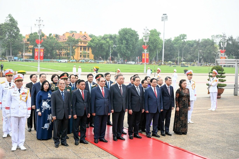 Trước anh linh Chủ tịch Hồ Chí Minh, Đoàn đại biểu đã bày tỏ lòng biết ơn vô hạn, thành kính tưởng nhớ công lao to lớn của Người đối với sự nghiệp cách mạng của Đảng và dân tộc ta - Ảnh: VGP/Nhật Bắc