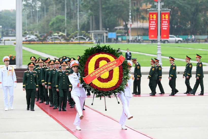 Đoàn đại biểu Quân ủy Trung ương - Bộ Quốc phòng đến đặt vòng hoa, vào Lăng viếng Chủ tịch Hồ Chí Minh - Ảnh: VGP/Nhật Bắc