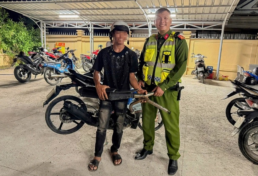 Một trường hợp tự nguyện tháo pô độ chế giao nộp cho công an. Ảnh: PL