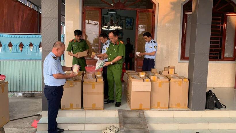 Cơ quan chức năng kiểm tra các mỹ phẩm “kem trộn” do T.K.V sản xuất. Ảnh: Công Lý