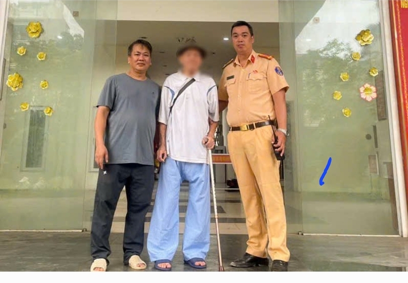 Gia đình đến trụ sở Đội CSGT đường bộ số 14 đón cụ Q.