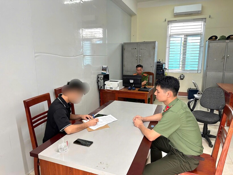 Người vi phạm tại trụ sở Công an xã Lâm Thượng. Ảnh: Công an tỉnh Lào Cai.