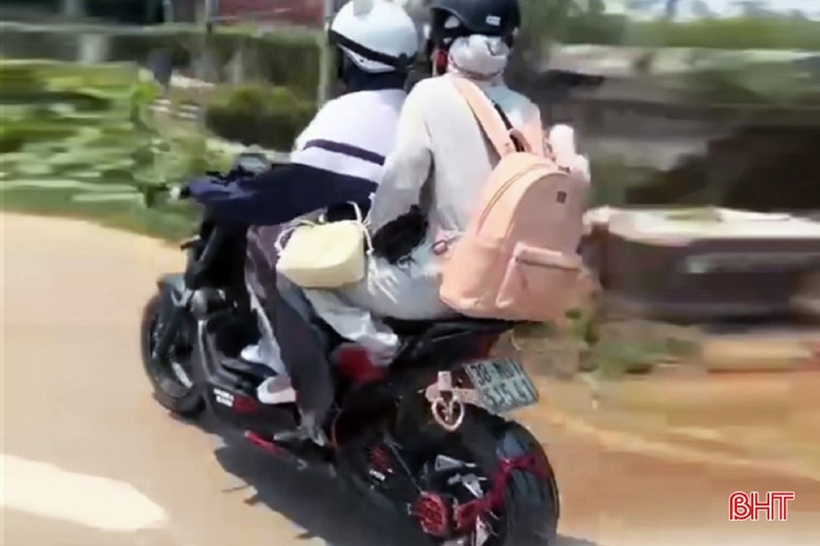 N.T.C (SN 2009, trú thôn 5, xã Hà Linh) đi xe điện với tốc độ cao. Ảnh: Báo Hà Tĩnh