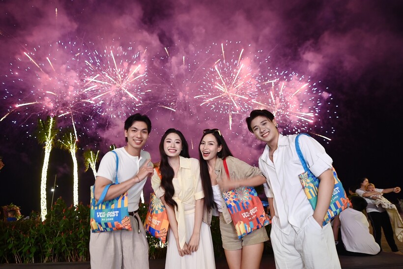 Du khách check-in pháo hoa