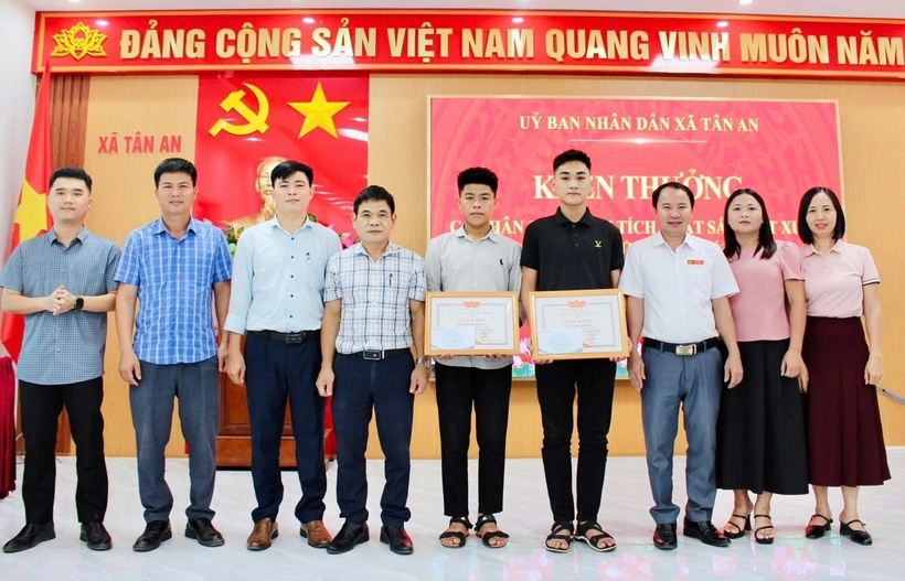 Đại diện chính quyền địa phương tuyên dương hai học sinh có nghĩa cử cao đẹp. Ảnh: Công lý
