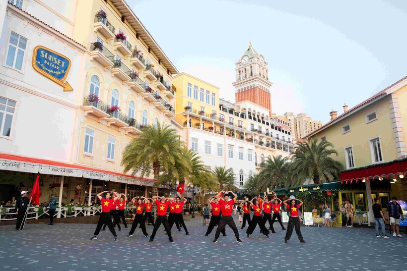 Khu phố Sunset Bazaar tại Thị trấn Hoàng hôn rực rỡ sắc cờ đỏ sao vàng, đón lượng khách lớn đến trải nghiệm không gian đa văn hóa tại đảo ngọc