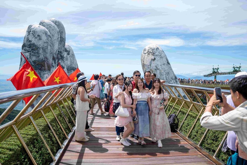 Cầu Vàng rực rỡ sắc cờ hoa, tiếp tục là điểm đến không thể thiếu, thu hút dòng người đổ về trong dịp lễ