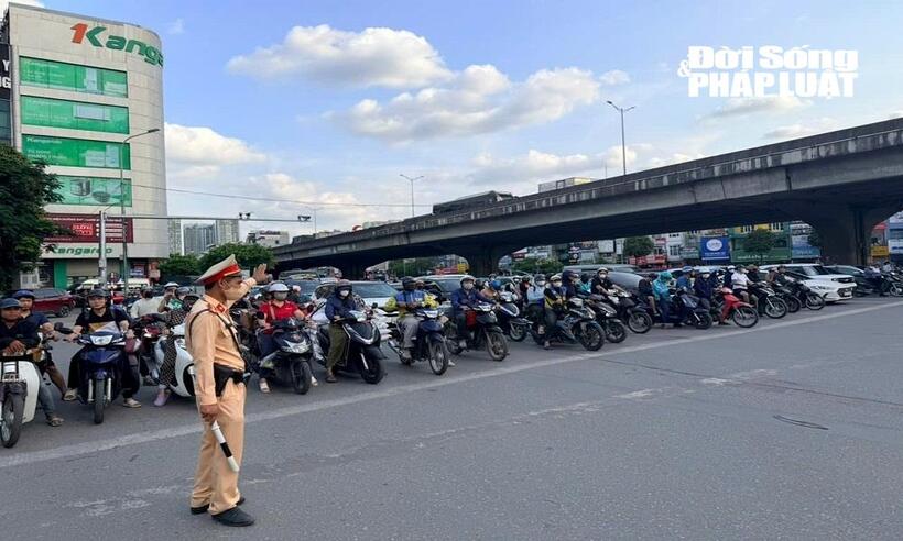 Lực lượng CSGT tăng cường bám chốt, căng mình phân luồng, hướng dẫn, giúp giao thông duy trì ổn định, hạn chế ùn tắc kéo dài.