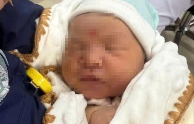 Bé gái sơ sinh 10 ngày tuổi bị bỏ rơi tại bệnh viện ở Nghệ An. Ảnh: Báo Công lý.