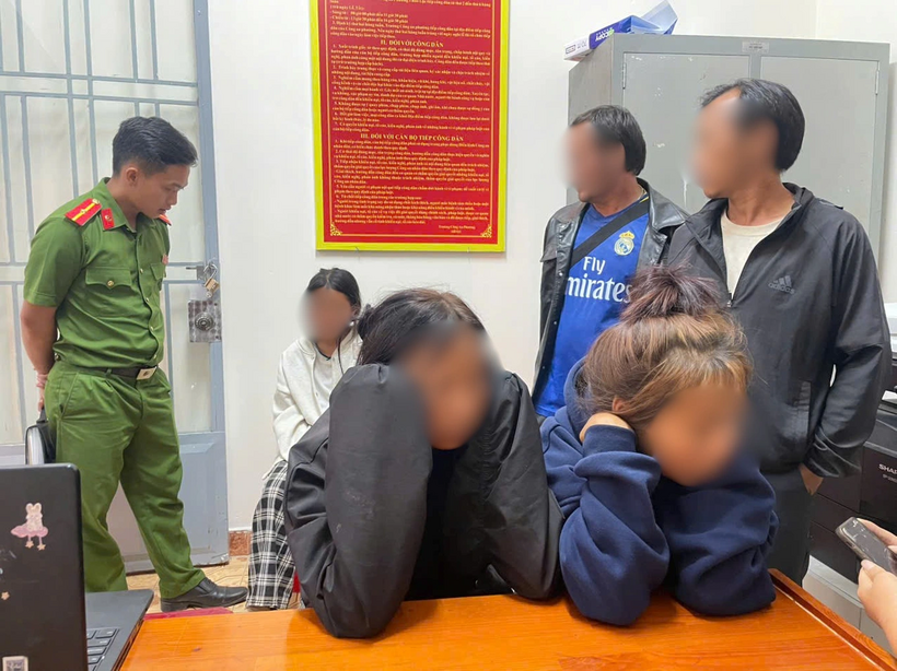 Một số em được bàn giao cho gia đình. Ảnh: Báo Dân trí.