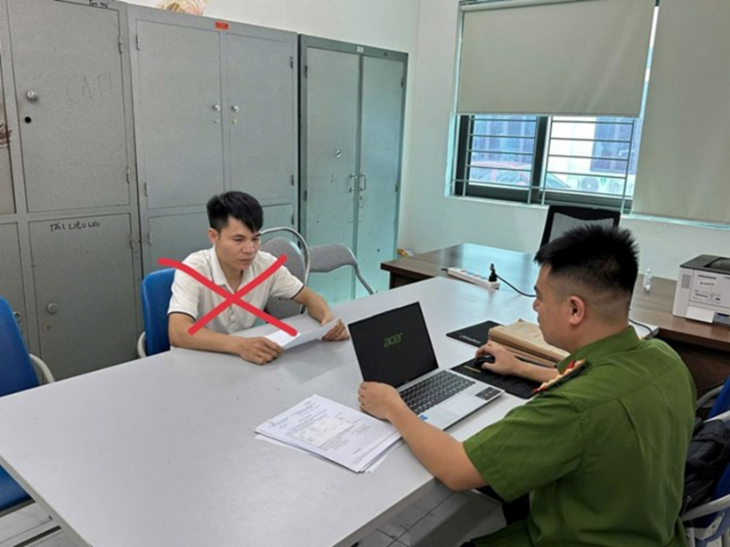 Đối tượng Nguyễn Xuân Đài (áo trắng)