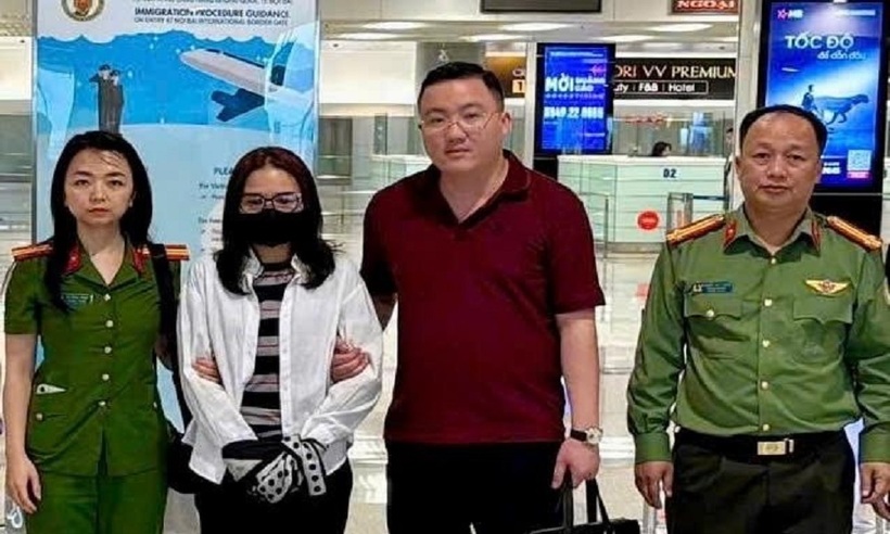 Lực lượng Công an bắt giữ đối tượng Hà Thị Ban tại Cảng hàng không quốc tế Nội Bài. Ảnh: Công an tỉnh Phú Thọ.