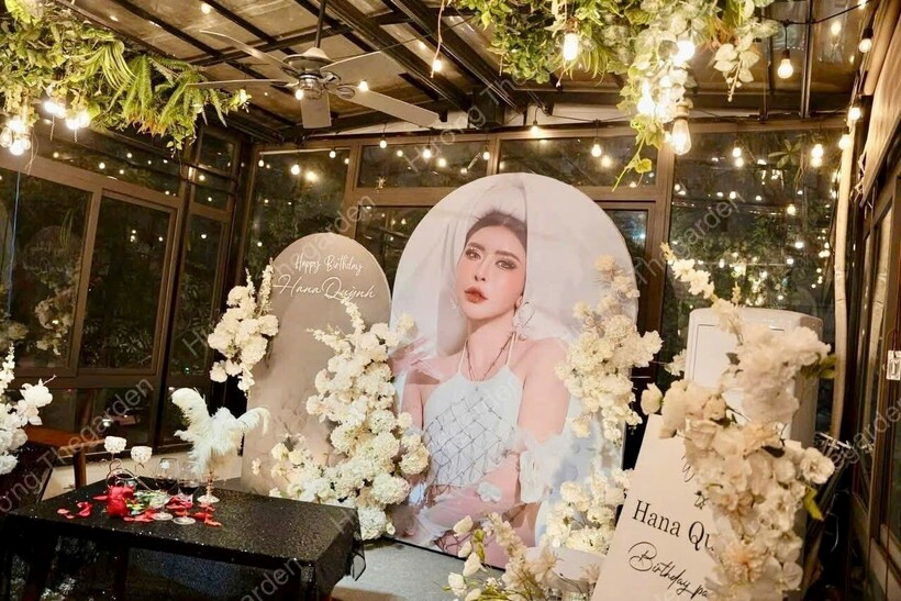 Không gian tiệc sinh nhật được trang trí theo yêu cầu, đảm bảo tính thẩm mỹ và đồng bộ.