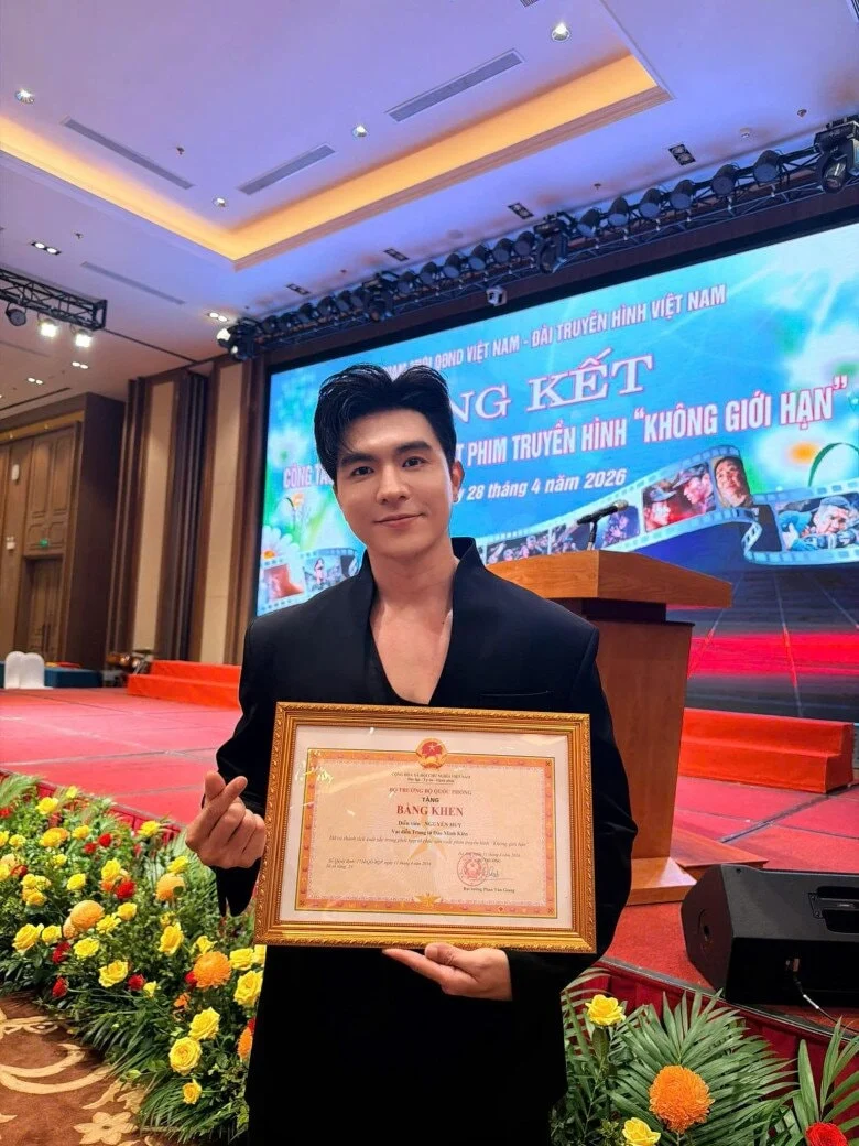 Steven Nguyễn với bằng khen vừa nhận. Ảnh: FBNV