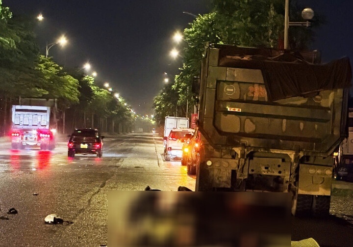 Hiện trường vụ tai nạn giữa xe ben và xe máy khiến 2 người thiệt mạng. Ảnh: VTC News
