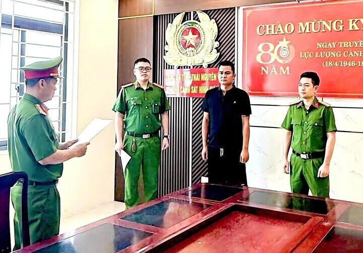 Công an tỉnh Thái Nguyên đọc lệnh bắt tạm giam đối với Hoàng Trọng Tuân. Ảnh: VTC News