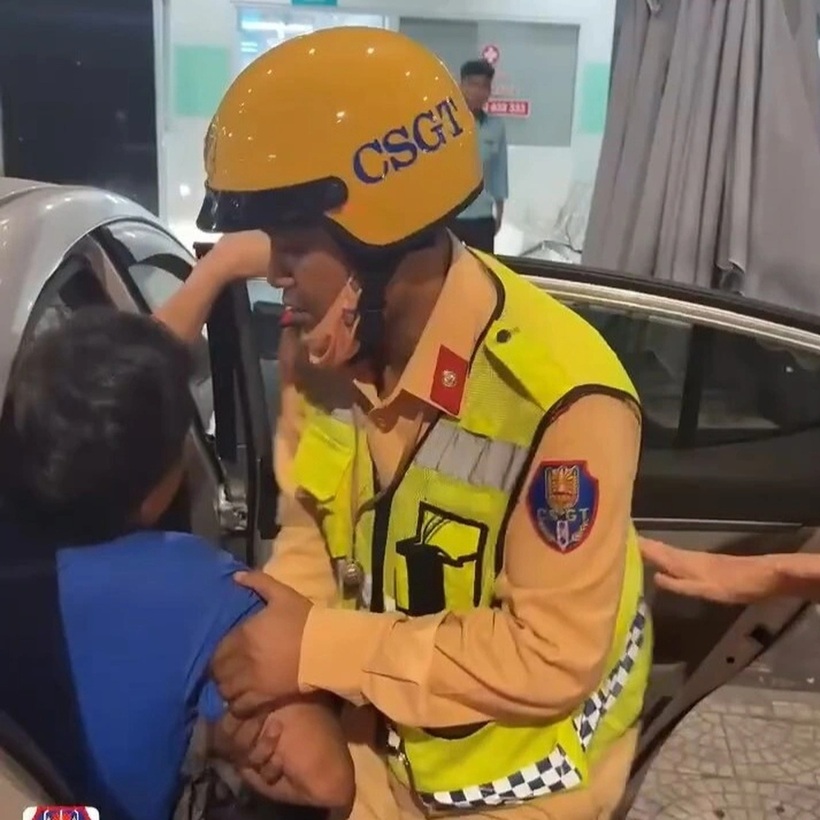 Sau khi mở đường dẫn phương tiện đến bệnh viện, CSGT hỗ trợ đưa bệnh nhân vào phòng cấp cứu. Ảnh: Dân trí