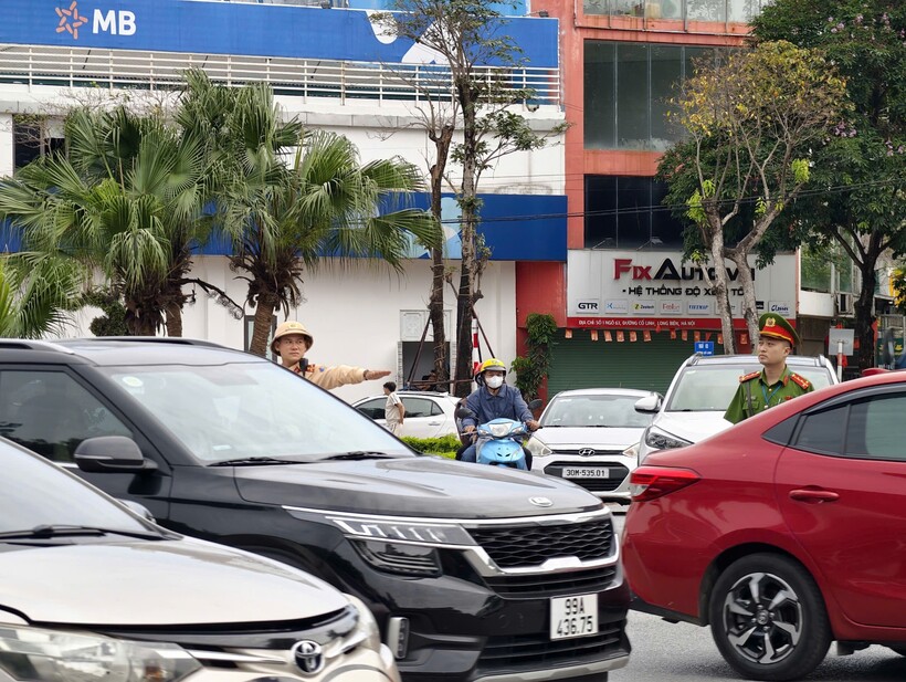 Lưu lượng phương tiện tăng cao qua khu vực nút trọng điểm của TP Hà Nội trong sáng 30/4.