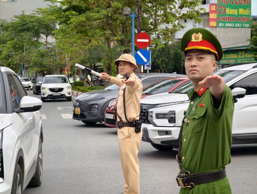 Lực lượng CSGT phối hợp Công an phường Long Biên phân luồng, điều tiết giao thông tại nút Cổ Linh.