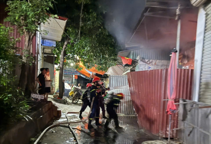 Lực lượng chức năng đến hiện trường, nhanh chóng triển khai phương án dập lửa. Ảnh: Báo Công an Nhân dân.