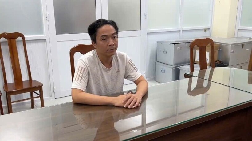Lê Văn Hiền tại cơ quan công an. Ảnh: PLO.