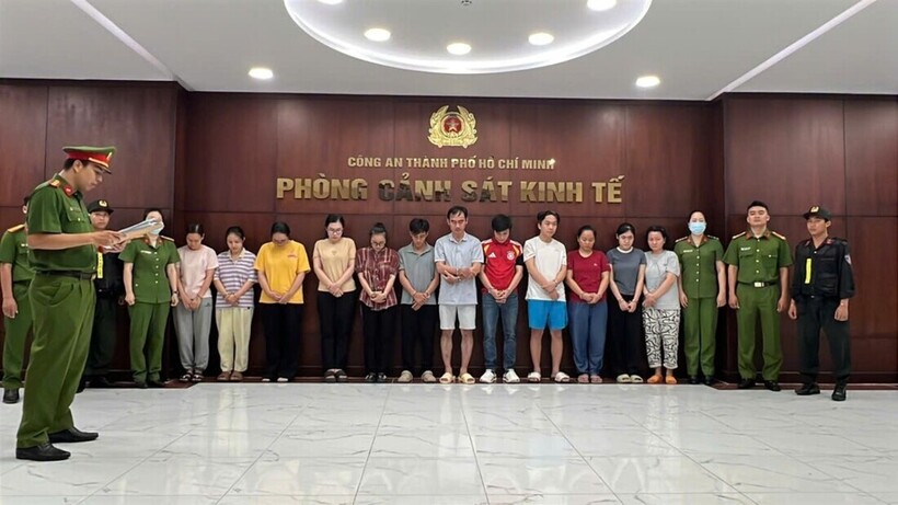 Các bị can trong đường dây mua bán trái phép hóa đơn. Ảnh: PLO.