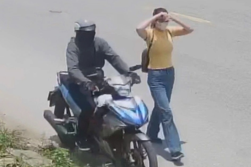 Camera ghi lại cảnh 2 đối tượng xuất hiện gần tiệm vàng trước khi xảy ra vụ việc. Ảnh: Dân trí