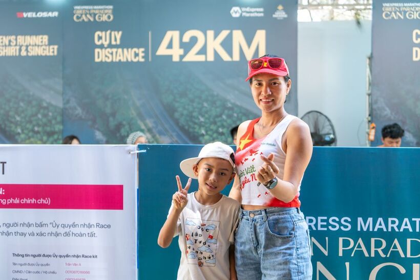 Chị Nguyễn Thị Trâm cùng con trai check-in tại VnExpress Marathon Green Paradise