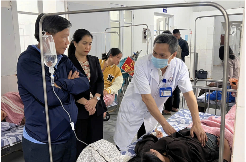 Bác sĩ Bệnh viện Đa khoa khu vực Hướng Hóa điều trị cho các bệnh nhân nghi bị ngộ độc sau khi ăn bánh mì (Ảnh: Bệnh viện cung cấp).