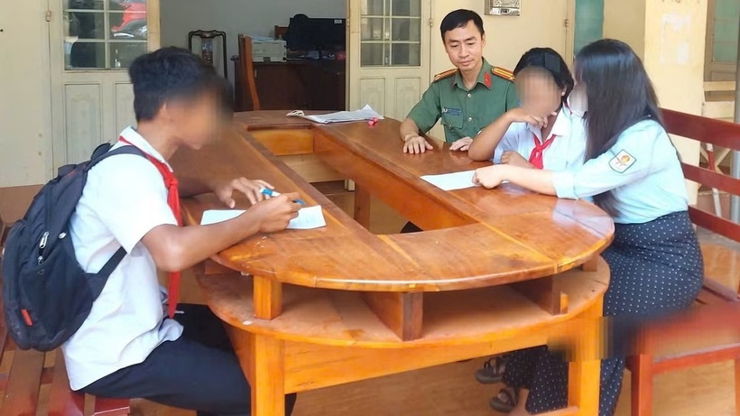 Cơ quan Công an làm việc với các em học sinh liên quan, tuyên truyền đến các em về các hành vi sai trái khi sử dụng mạng xã hội. Ảnh: Tiền phong