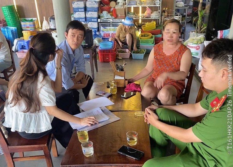 Đoàn kiểm tra phường Thuận Hoá làm việc với đại diện quán Cơm Bà Chủ để xác minh phản ánh. Ảnh: NLĐ