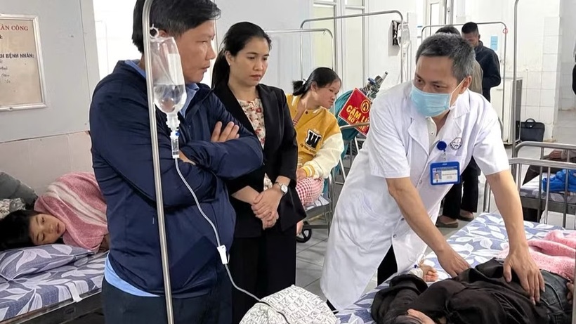 Đại diện lãnh đạo địa phương đến bệnh viện thăm hỏi, động viên các bệnh nhân