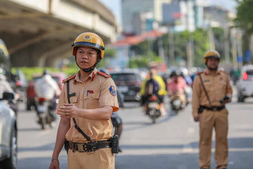 CSGT làm nhiệm vụ trên tuyến Phạm Hùng.