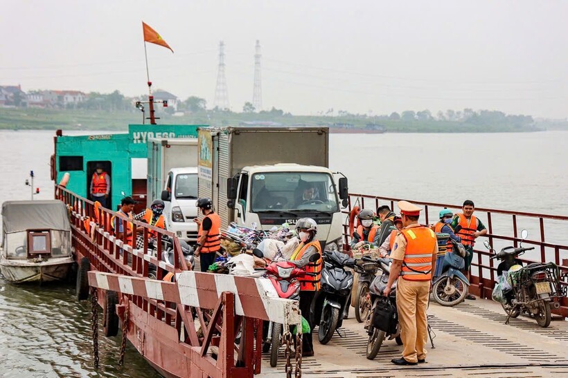 Cảnh sát đường thuỷ Hà Nội kiểm soát phương tiện vận tải khách trên sông Hồng.