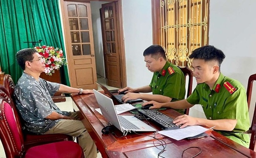 Đối tượng truy nã Phạm Quốc Toản ra đầu thú. (Ảnh: Công an Ninh Bình)