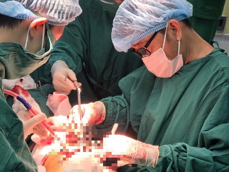 Ê-kíp tiến hành phẫu thuật cho bệnh nhân. Ảnh: VietNamnet