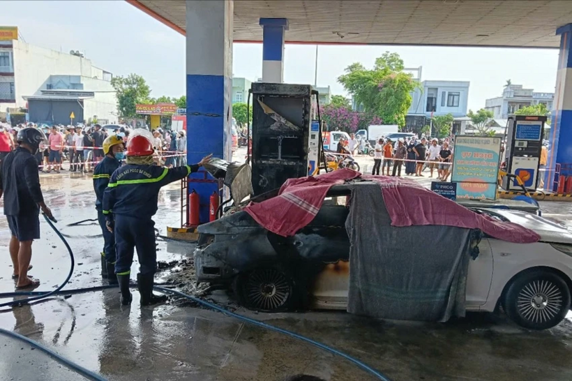Hiện trường vụ cháy xe ô tô, 2 người tử vong. Ảnh: Pháp luật TP.HCM