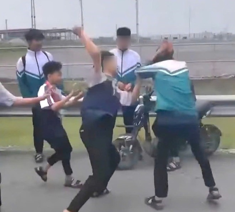 Nam sinh bị nhóm bạn đánh hội đồng. Ảnh: Lao động