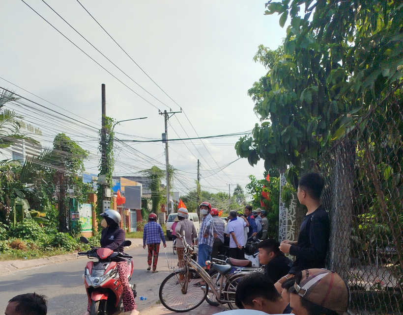 Người dân hiếu kỳ tụ tập theo dõi lực lượng chức năng khống chế bắt giữ nghi phạm. Ảnh: Người lao động
