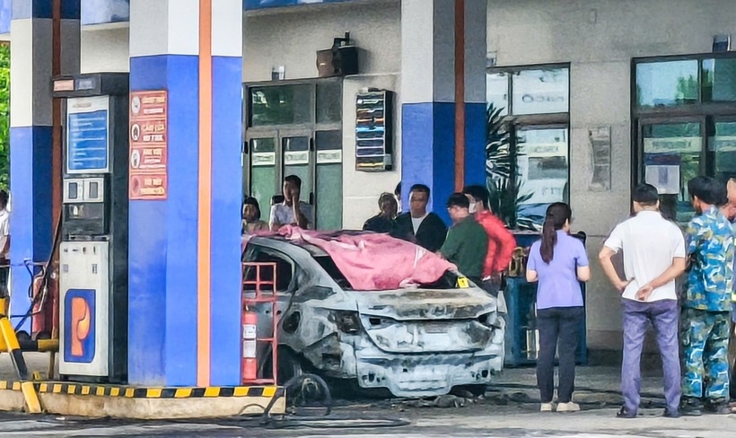 Lực lượng chức năng điều tra nguyên nhân vụ việc. (Ảnh: Dân trí)