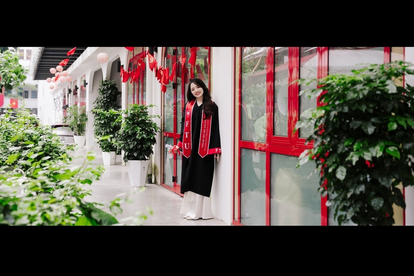 Không dừng lại ở đó, trong năm học 2024–2025, cô vinh dự đạt danh hiệu "Sinh viên 5 tốt" cấp trường và xuất sắc lọt vào Top 5 cuộc thi Affiliate Marketing Fizz-Up Challenge 2025 do Câu lạc bộ Ecom FTU tổ chức.