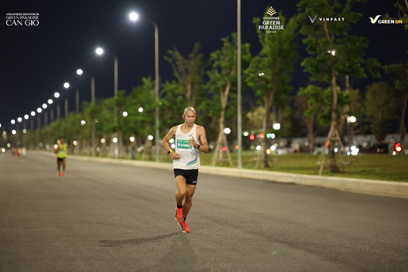 Runner Triệu Tiến Luyện trên cung đường chạy 21 km đoạn qua đại lộ Thời Đại - Vinhomes Green Paradise